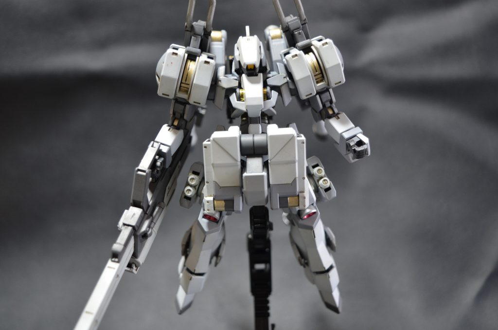 運用方法はエイハブリアクターの波長でグレイズとわかってしまうことを逆手にとって、リアクターの出力を絞って友軍機のふりをしつつ敵艦に接近し攻撃を加えての一撃離脱という、主人公側とは思えない卑怯な戦い方を想定しています
鉄華団側からの誤射を防ぐために機体色は白くしているが、これはナノラミネートアーマーの塗料として安い事に加え、『離脱時の囮として目立つ必要がある』ためでもある