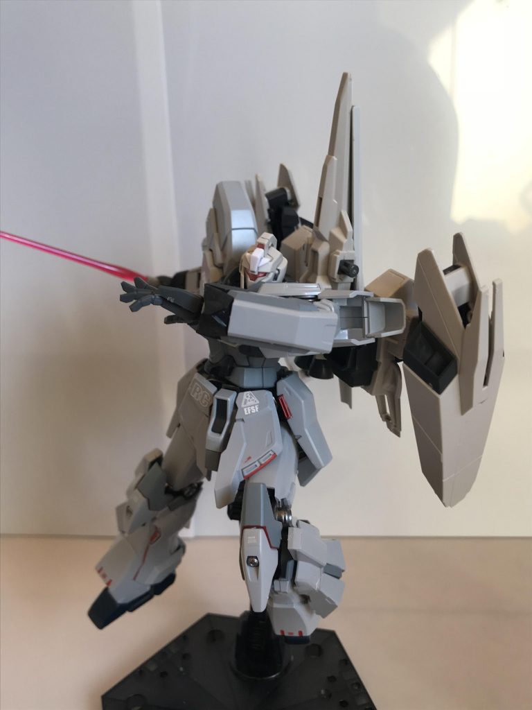 ビームサーベルは連邦の機体が装備しているものの威力向上版を装備していて、
前腕部外側に収納されている