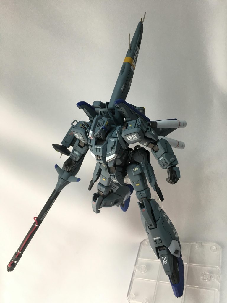 好きなポーズはこれ!旧キットの箱絵!子供の頃よく模型屋で眺めてました!でもこのポーズリアスカート外さないと腰のビームカノンが邪魔で出来ない、、、