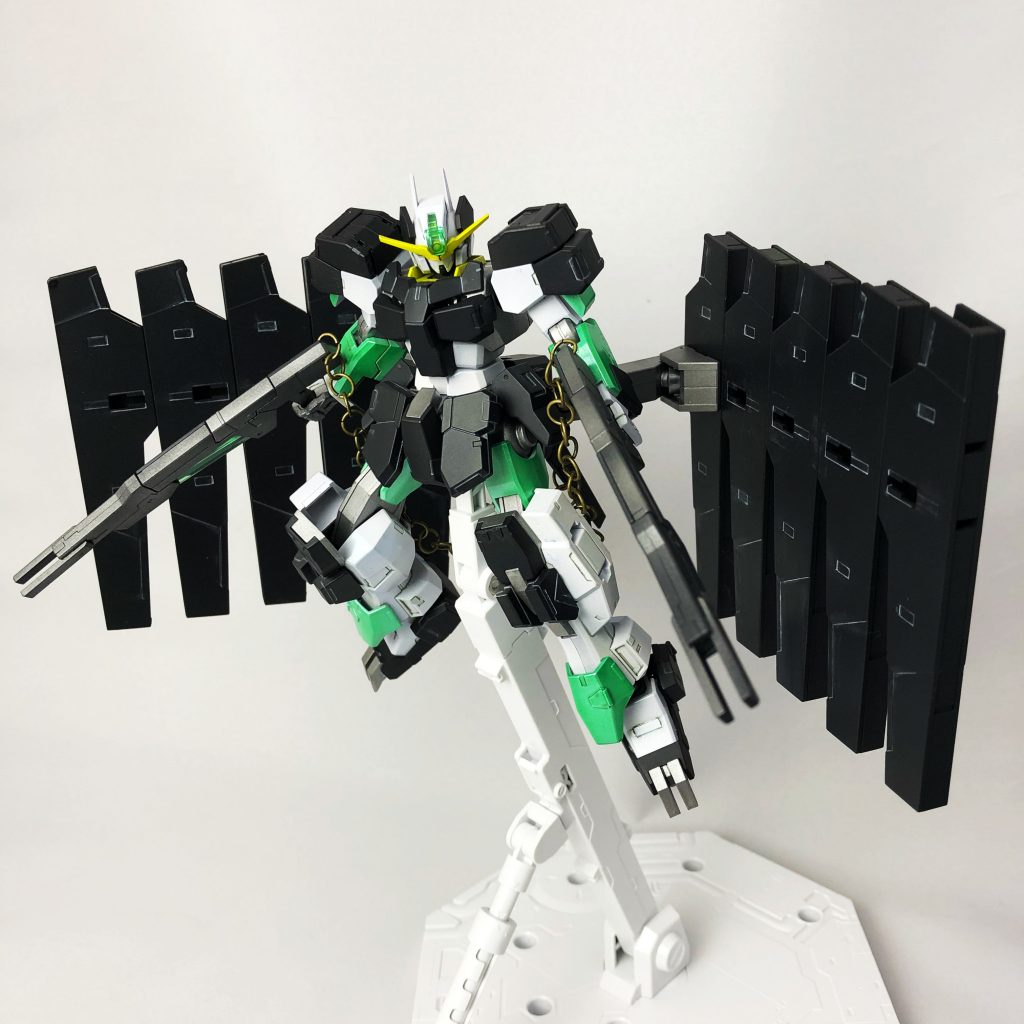 GNビットや各種武装を伴う箇所を重たい色に。逆に綺麗に見せたい手足のラインは明るいパールを使用しました。