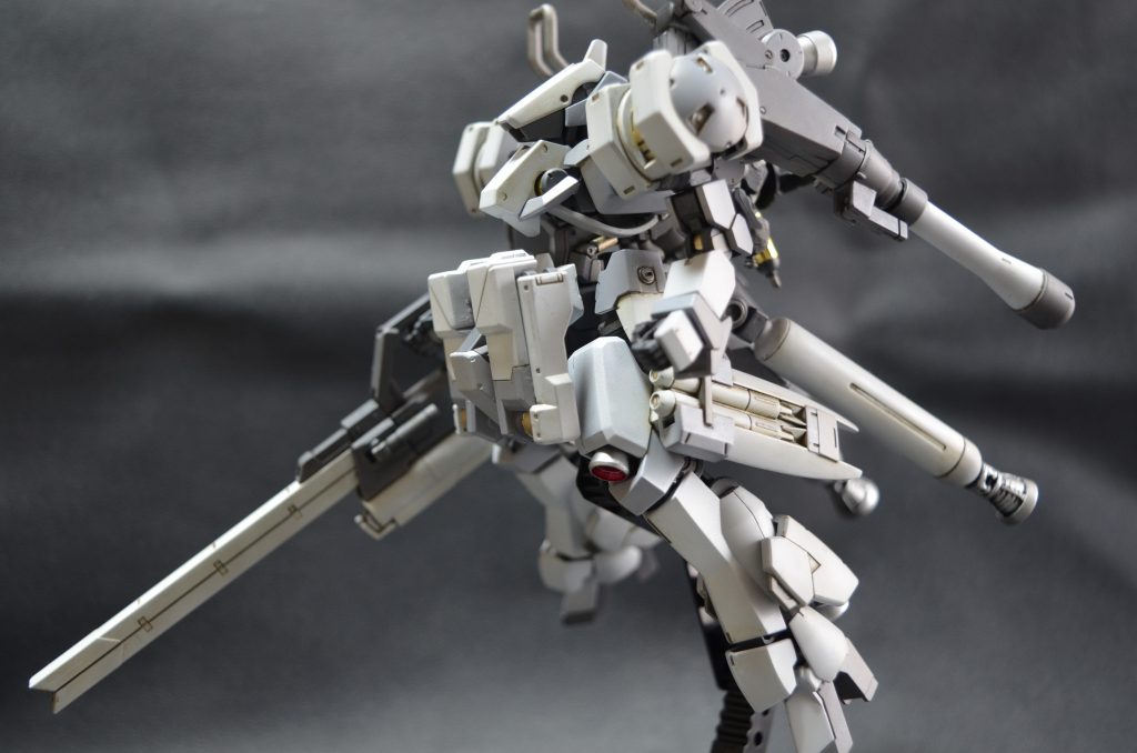 肩のキャノン砲はナノラミネートアーマーにダメージを与えるための大型弾頭のナパーム弾となっている、弾頭の大型化で弾速が遅くなってしまい、MS相手だとほぼ当たらなくなってしまった
ナパーム弾で敵艦のナノラミネートアーマーにダメージを与えたところに、手に持ったレールガンと脚部ミサイルによって攻撃を加えるという2段階の攻撃をする必要がある