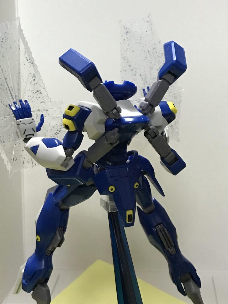 背面から。黄色のバーニア中心以外は成型色そのまんまです。