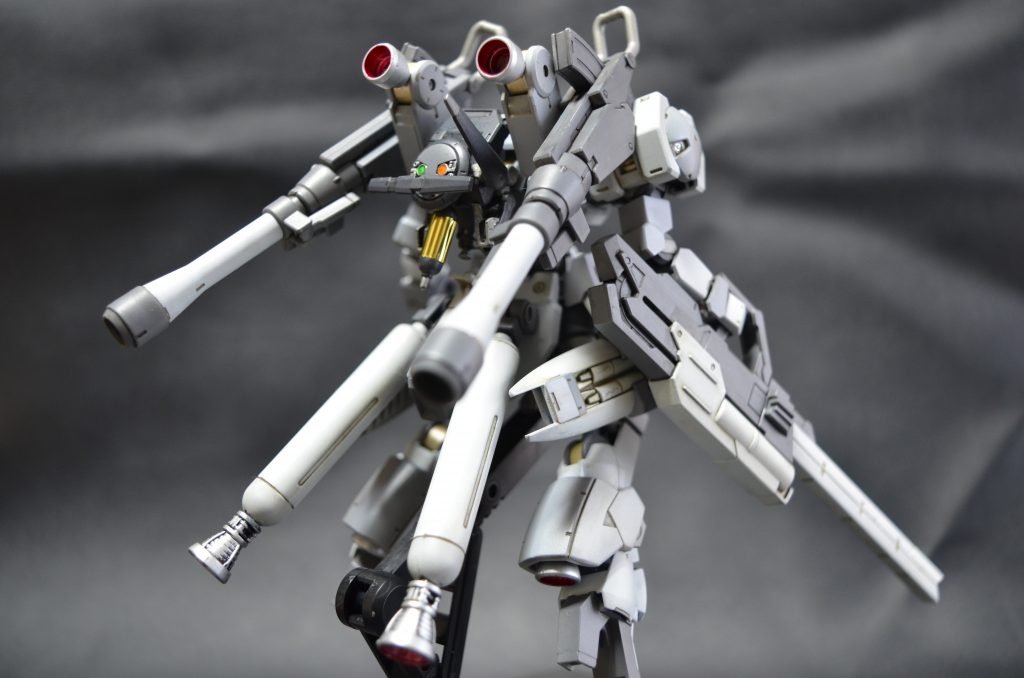 ナパーム弾の燃焼時間等もあり、2段階目の攻撃を加える間に敵に囲まれる可能性が高いため、腰にプロペラントタンクとバーニア、脚部にもバーニアを増設して突破力を上げている
また、エイハブウェーブによって機能が大きく阻害されるが、背中には通信用アンテナと警戒用レドームで構成された通信ユニットを搭載している