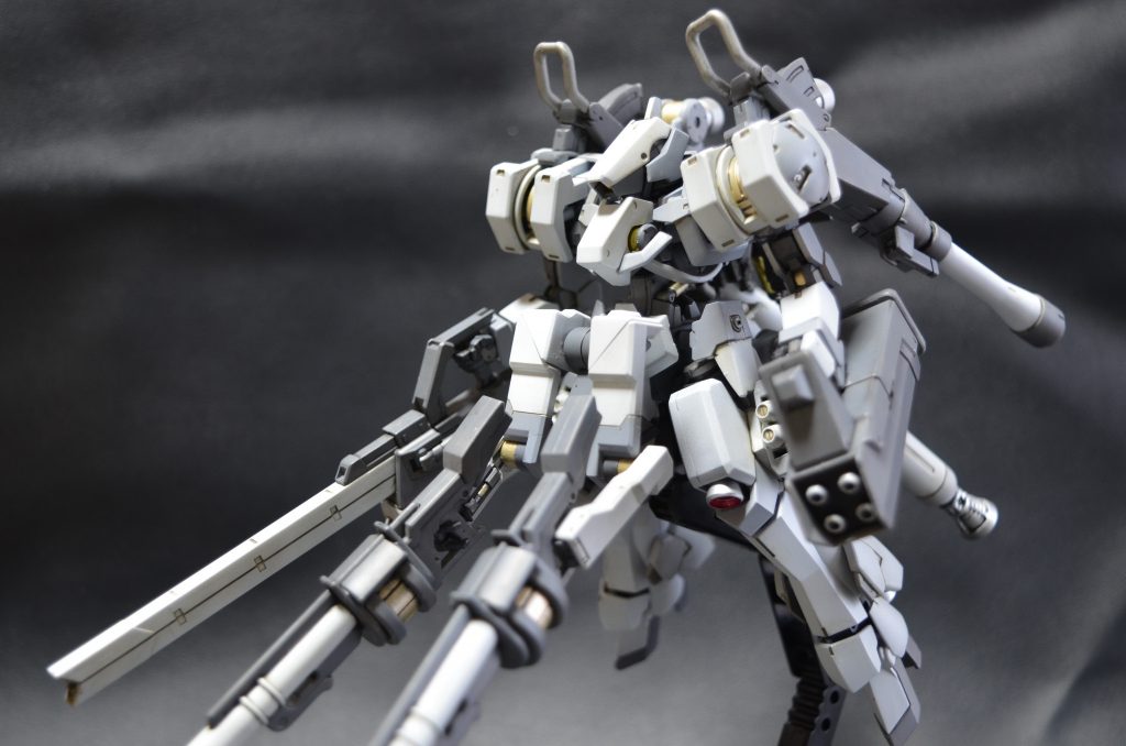 対艦装備を最大限まで搭載した高火力形態
グシオンリベイクからのフィードバックで取り付けた腰のサブアームに酸性の榴弾搭載のグレネード
左手に追加のミサイルランチャーを装備している
サブアームは鹵獲したMS整備用の大型モビルワーカーの腕を使っているという設定