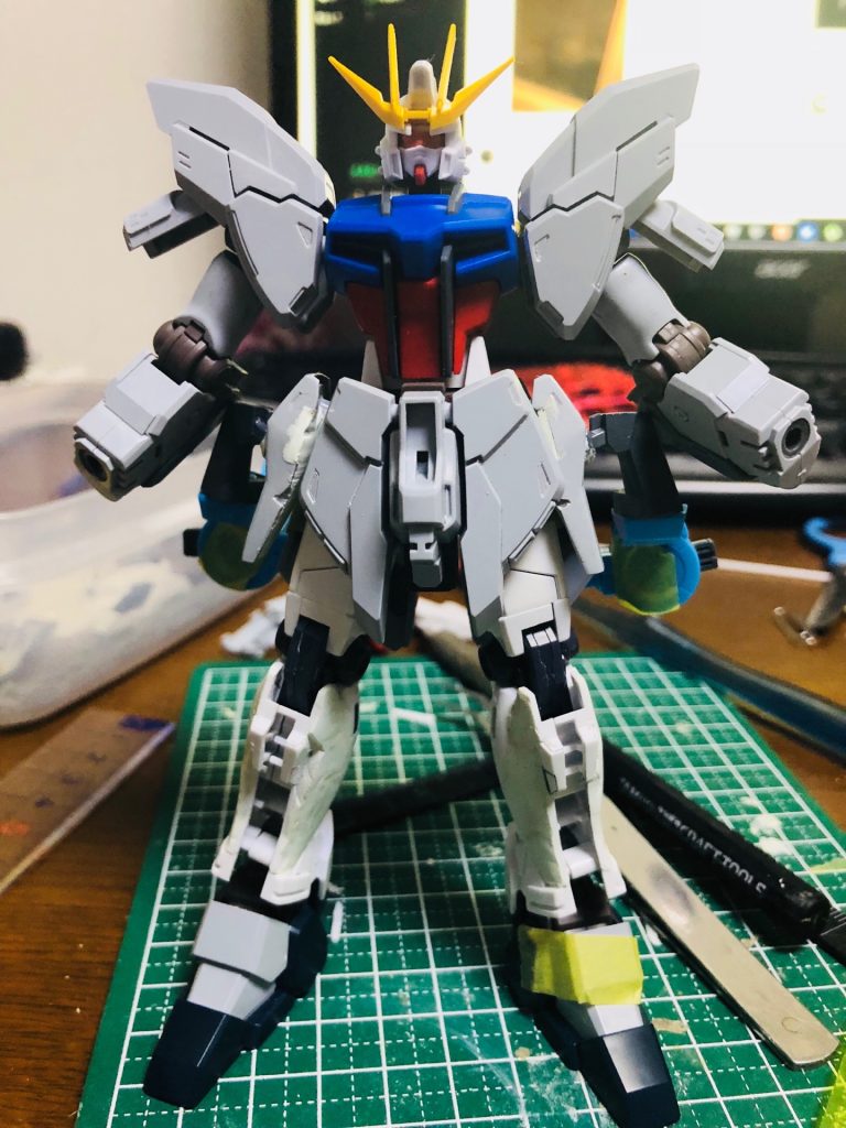 塗装前です。
胴体はスタービルドストライク
脚部足先以外はユニコーン
胴体はキャンペーンでもらってたジョインとパーツを使って無理やり接続できるようにしました。
下半身サイドアーマーにダブルオースカイのGNドライブを取り付け。