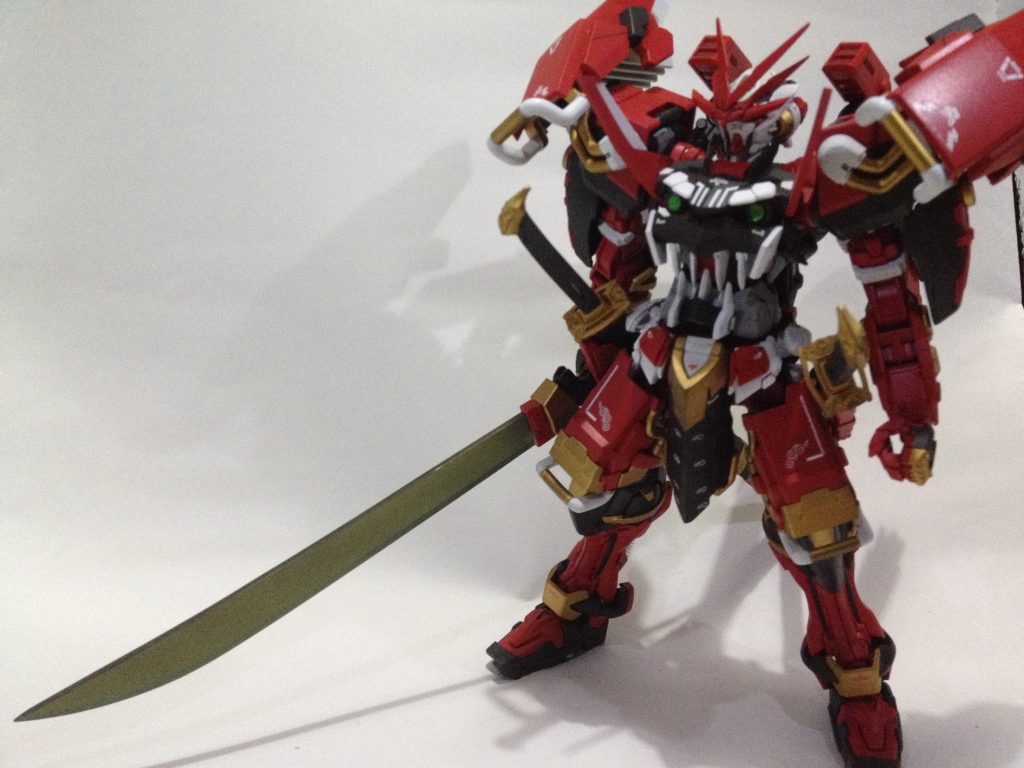 色的に周りからは若干不評だった斬艦刀です。プラ板を貼り合わせ、実際に刃物を研ぐように削って作った業物(笑)です。