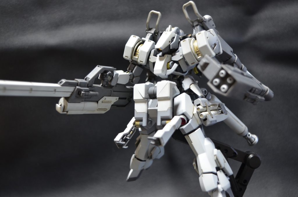 ■その2
右手のレールガン、左手と両足のミサイルを敵艦のナノラミネートアーマーの機能しなくなった部位に撃ち込む