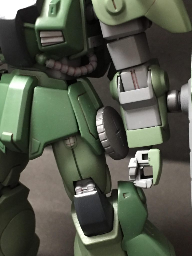 腰部には予備弾倉を装備．他にもグレネードやミサイルポッド等，AE規格の装備をある程度装備が可能．