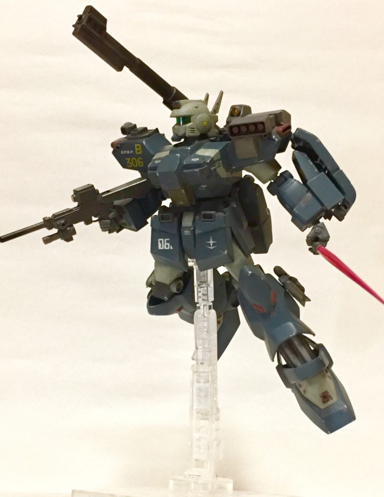 右肩にも別にサーベルラックがあるので、手持ちのビームサーベルも存在することに。
やっぱりこれも趣味です。