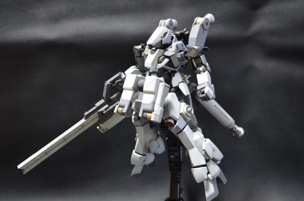 ■その3
弾速が早く対MS戦でもある程度効果が期待できるレールガンのみを残して使用した武器をパージして離脱する