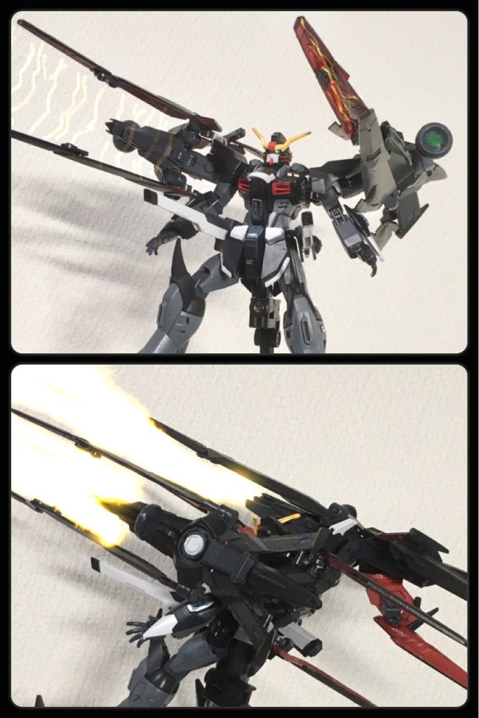 アクティブクローク内の電磁ドライヴのハイパージャマーに振り分けてた出力を2本のブレードの方へ這わせる事で、ブレード間に電磁的ビーム粒子対消滅反応を誘発させます。これによりウイングガンダムのドライツバークバスターと同じ理論で、ビームの威力を数倍にも引き上げている設定です。両側のアクティブクローク内ビームキャノンの最大出力時の同時斉射はツインバスターライフルに匹敵する威力になるが、キャノンのエネルギー貯蔵量は最大出力では1発分しか無いため、最後の切り札として温存。