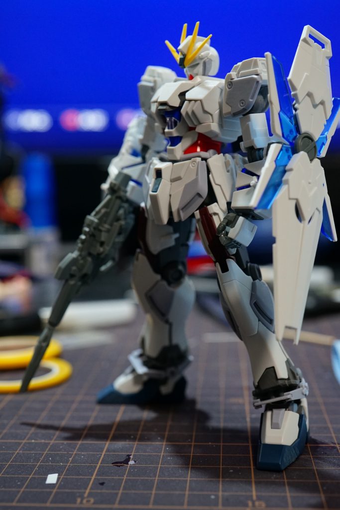 改造後はこんな感じです、
手をユニコーンに変更しももにジャンクパーツを取り付けました