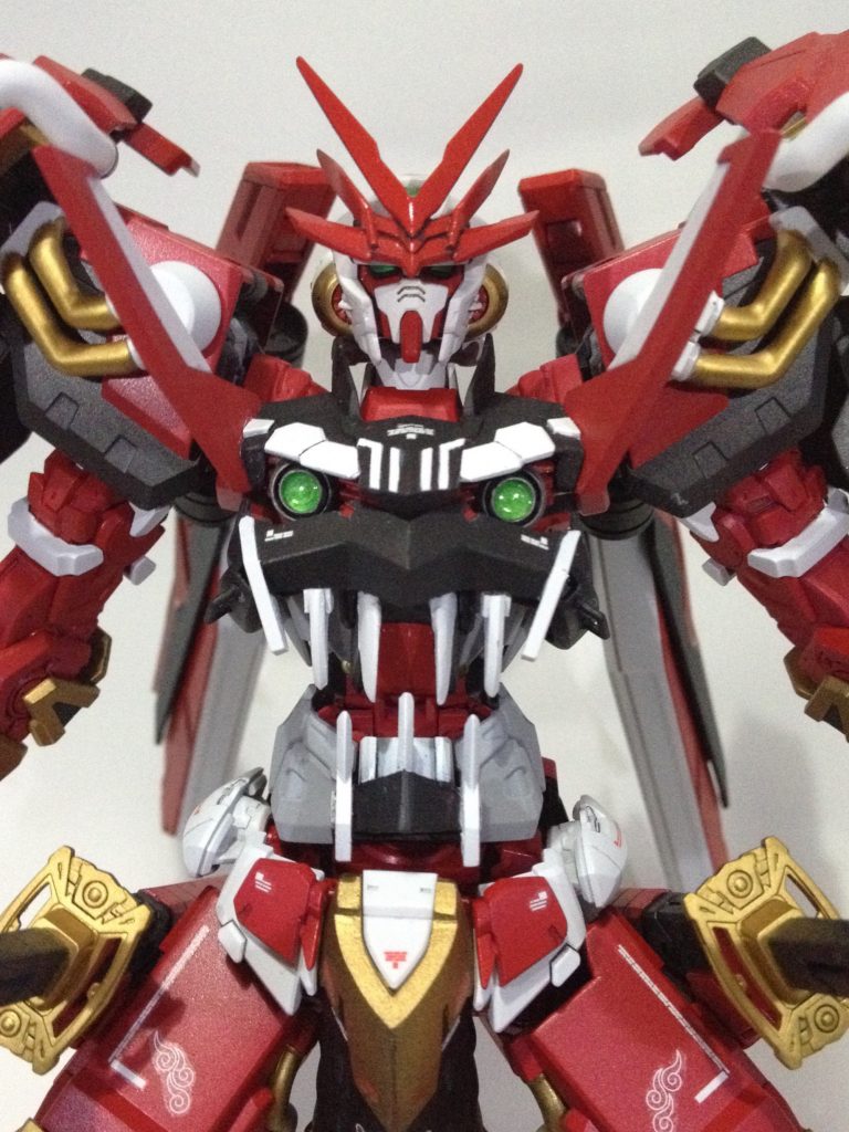 戦国アストレイの鬼面のシールドを参考にしつつ形状を決めていった胸部のインパクトはなかなかではないでしょうか?アストレイのフレーム構造を利用して、胸部顔の口を(少しですが)開くことが可能。