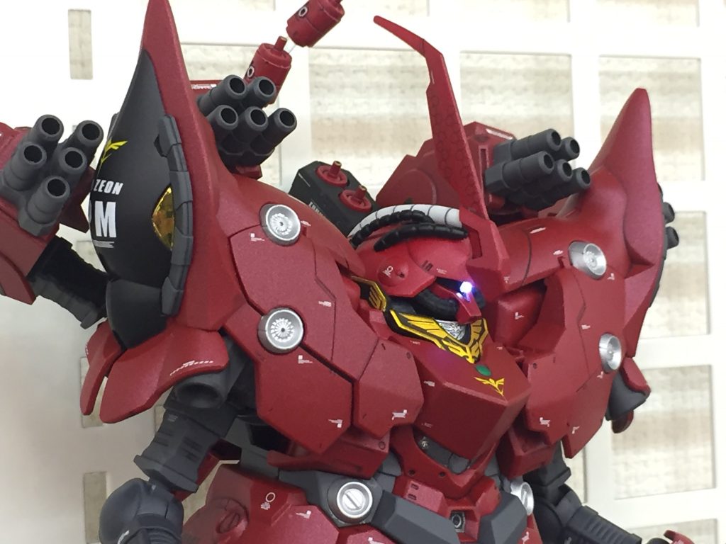 せっかく装備しているのでファンネルも飛ばしています。ちなみにシルバー部分はタミヤ マーカー、それ以外はクレオスの缶スプレーで塗装しています。