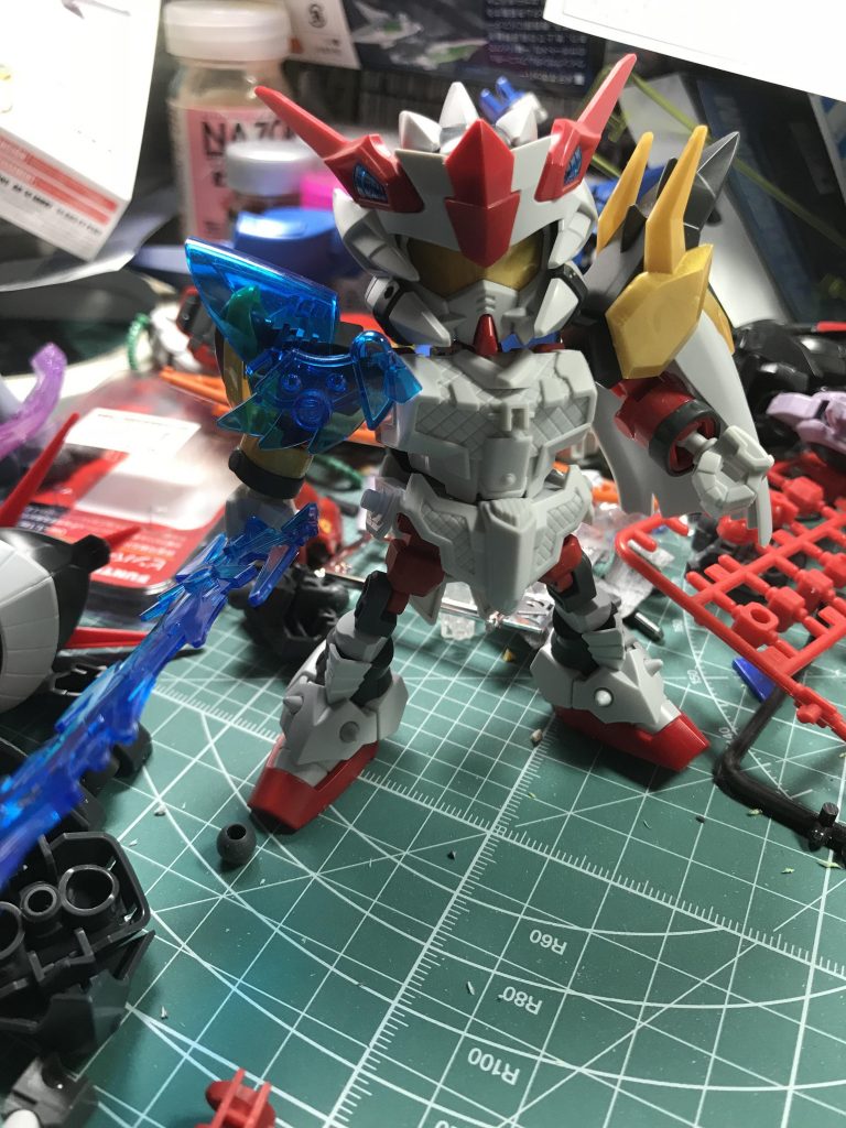 腕はほぼ無改造で着いたのでどうにか足をゼロのものに出来ないか考え、バトルアームズのジョイントと組み合わせて2.9ミリドリルで接続穴を開けて取り付けました