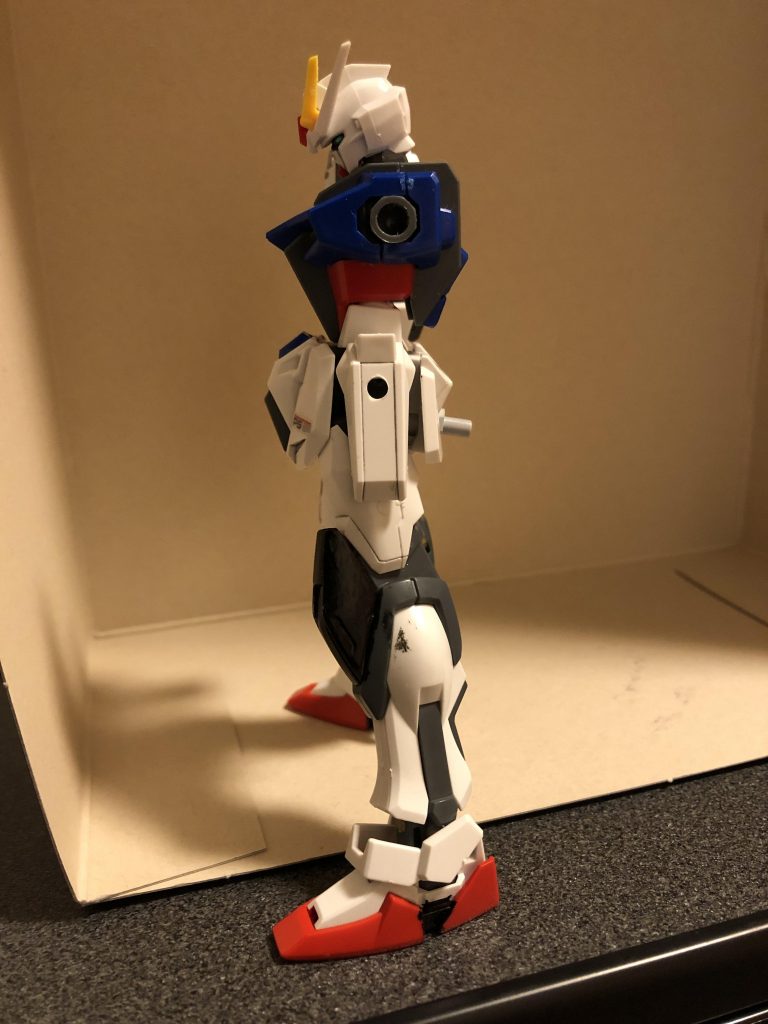 まずストライクガンダム本体。
本体はあまり加工無しです。強いて言うなら腰に3ミリ軸を開けただけです。