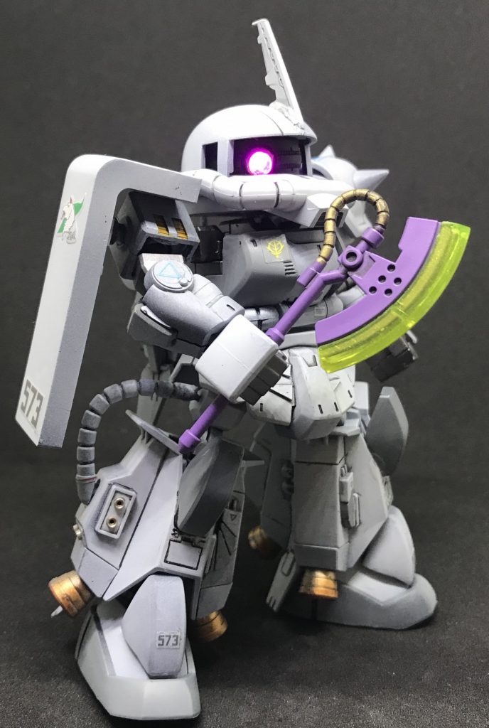 塗装は黒サフ下地にガイアカラーのスチールホワイト、クレオスのニュートラルグレー、バーニアはシルバーの下地にクリアオレンジを吹いて塗装しました。