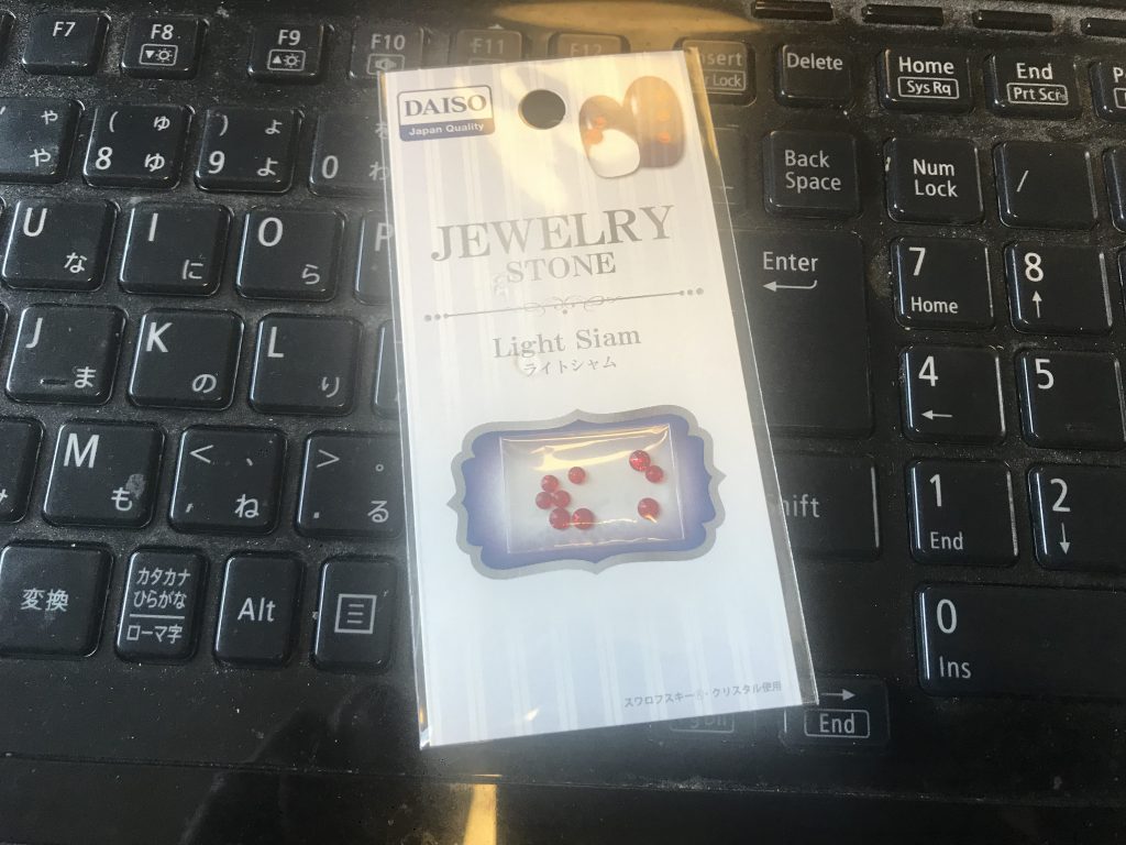 モノアイはダイソーのラインストーン。スワロフスキーって書いてあるけど本当かな？(^_^;)