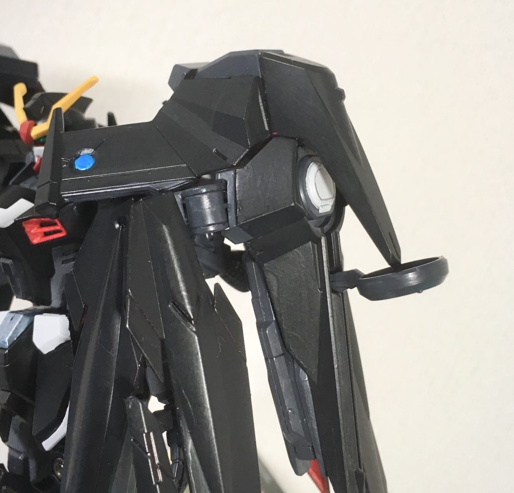 アクティブクロークには高出力の電磁ドライヴによるハイパージャマーを装備。肩のリブジャマーと併用すると原型機よりもステルス機能は格段に上がってます。