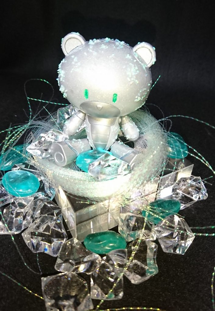 10月の誕生石であるオパールをイメージしています。
眼は10月の誕生石トルマリンをイメージして蓄光グリーン
(トルマリン自体はいろんな色があるようですがオパールにあうように緑にしました)