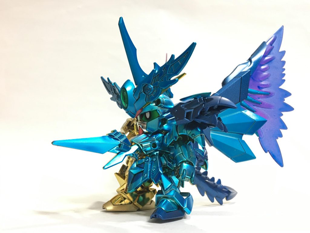 左半身はメッキパーツのクリアイエローを剥がしてクリアブルーで塗装をしています。