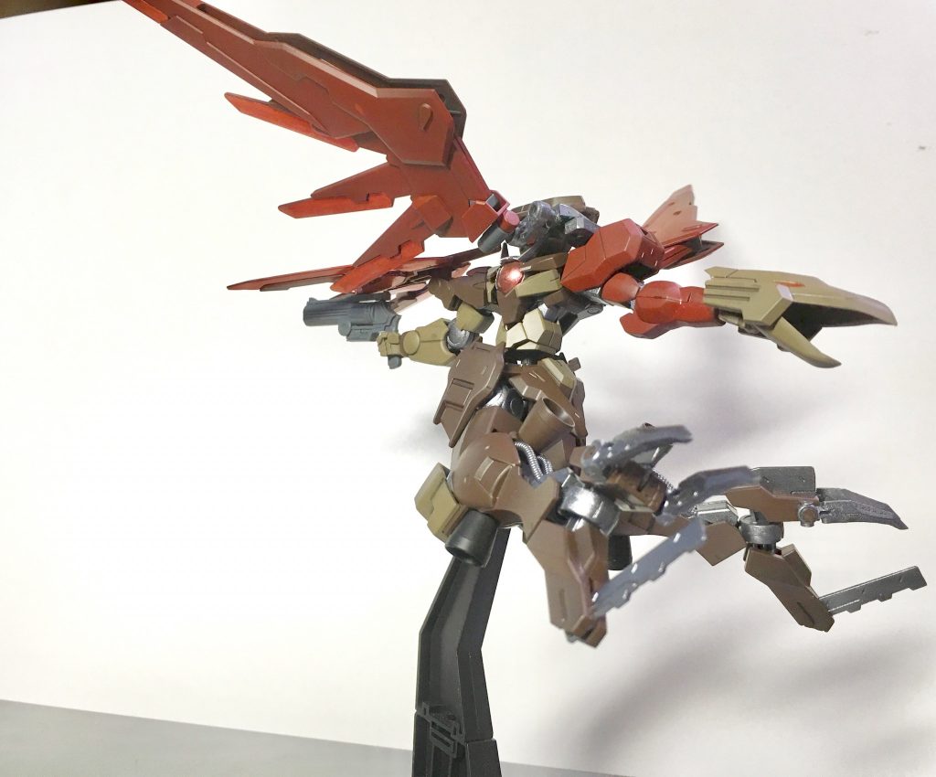 ローアングル
脚部に装備されたクローと頭部クチバシでの格闘戦も考慮されており、高い機動力からのヒットアンドアウェイを得意としている