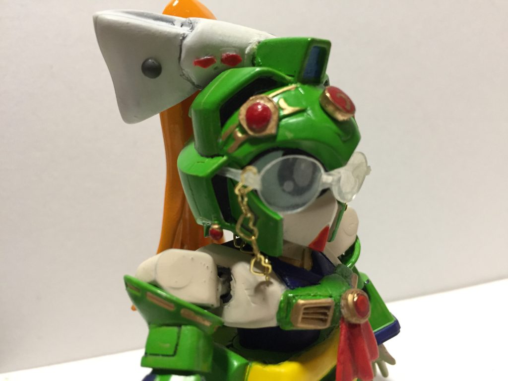 頭部アップで。メガネチェーンはアクセサリーパーツショップで購入。
ハート型なんですが、見ようによっては三日月にも見えるなぁと思い選択。