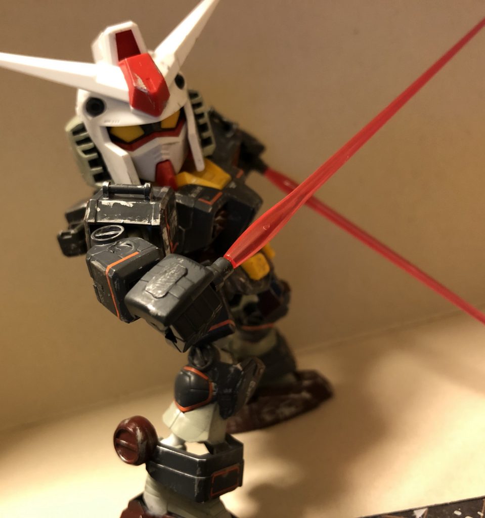 HGとサイズがそんなに変わらないので違和感なく武装持たせられ、フレームのおかげで思い切ったポージングも取れます。