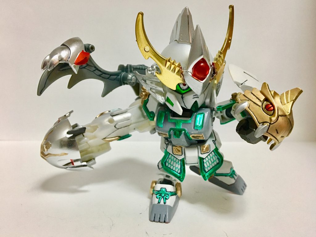 また、硬さを活かし強烈な打撃も行える。