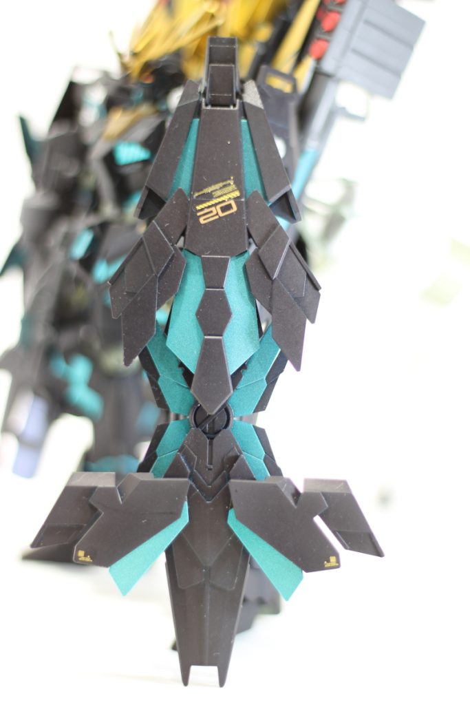 HiQパーツの金色系のデカールを固め貼りなどしつつ使っています。