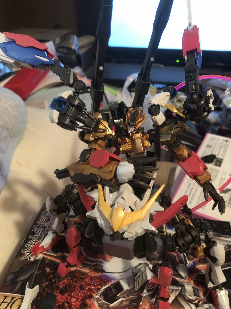 色はやはりカッコよく金と黒が良かろうと思って、塗装開始。シタデルで筆塗りです。