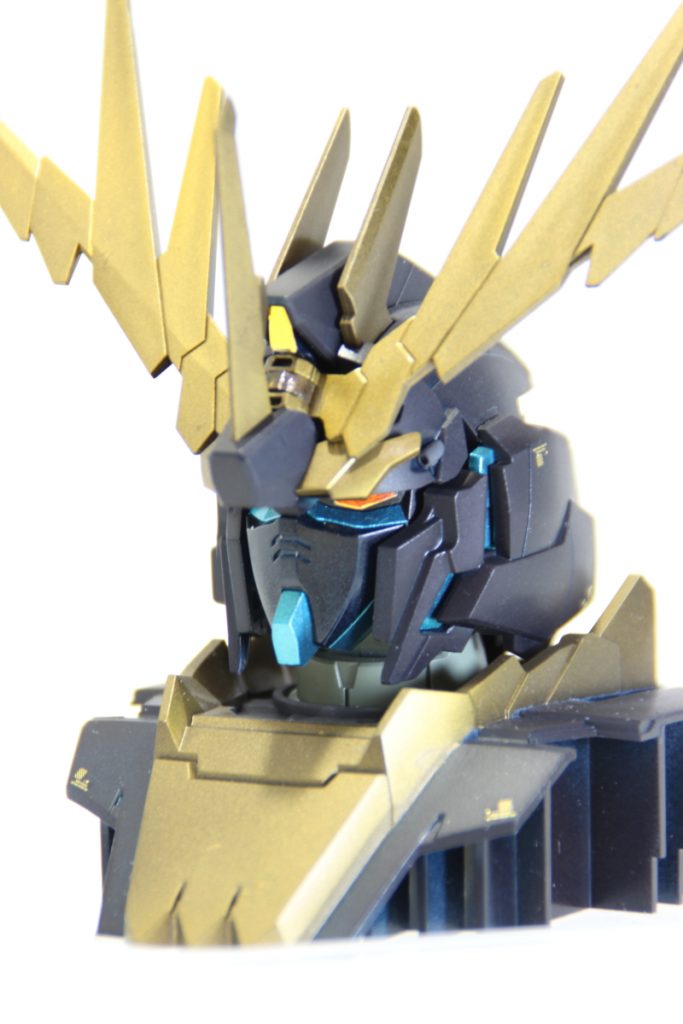 ツインアイやトサカのセンサーにはホログラムシールを。