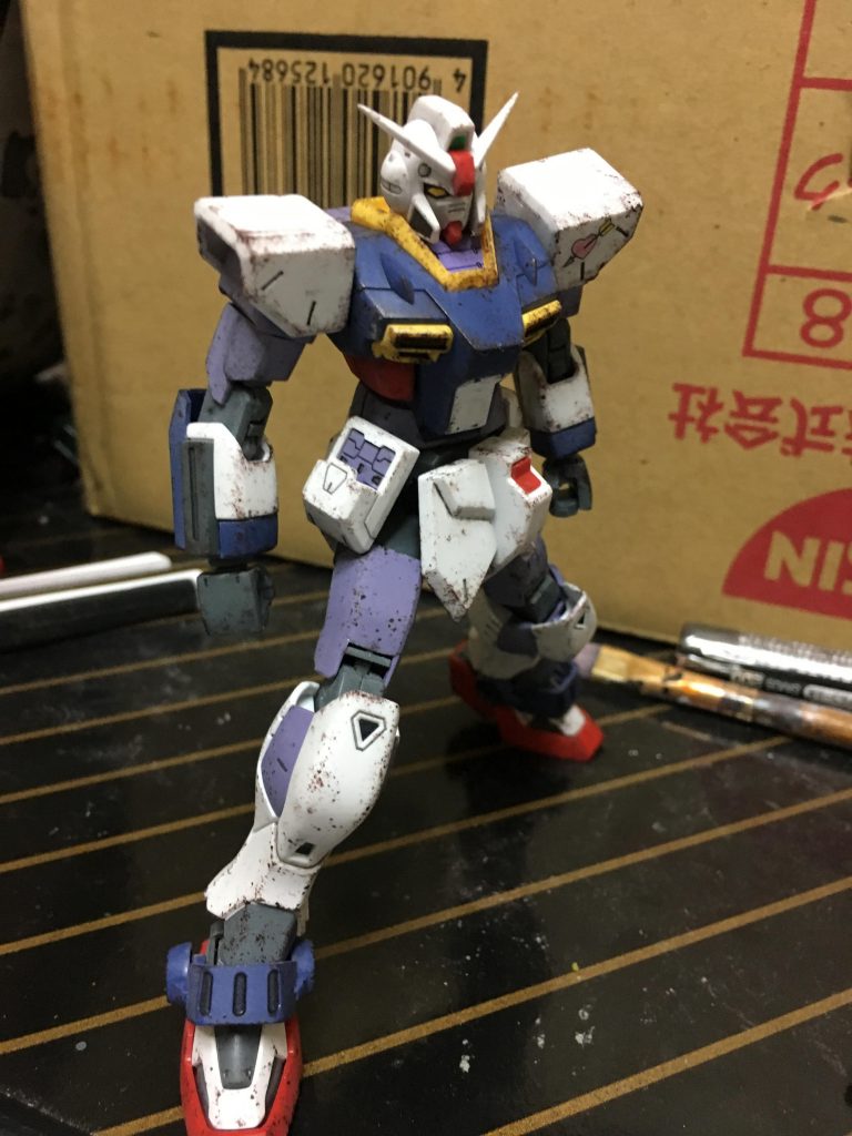 錆色に混ぜた塗料を千切った100均スポンジでエッジ部を中心にポンポンした状態
スポンジに付いた塗料は一度キッチンペーパーで塗料が付きすぎない様調整します