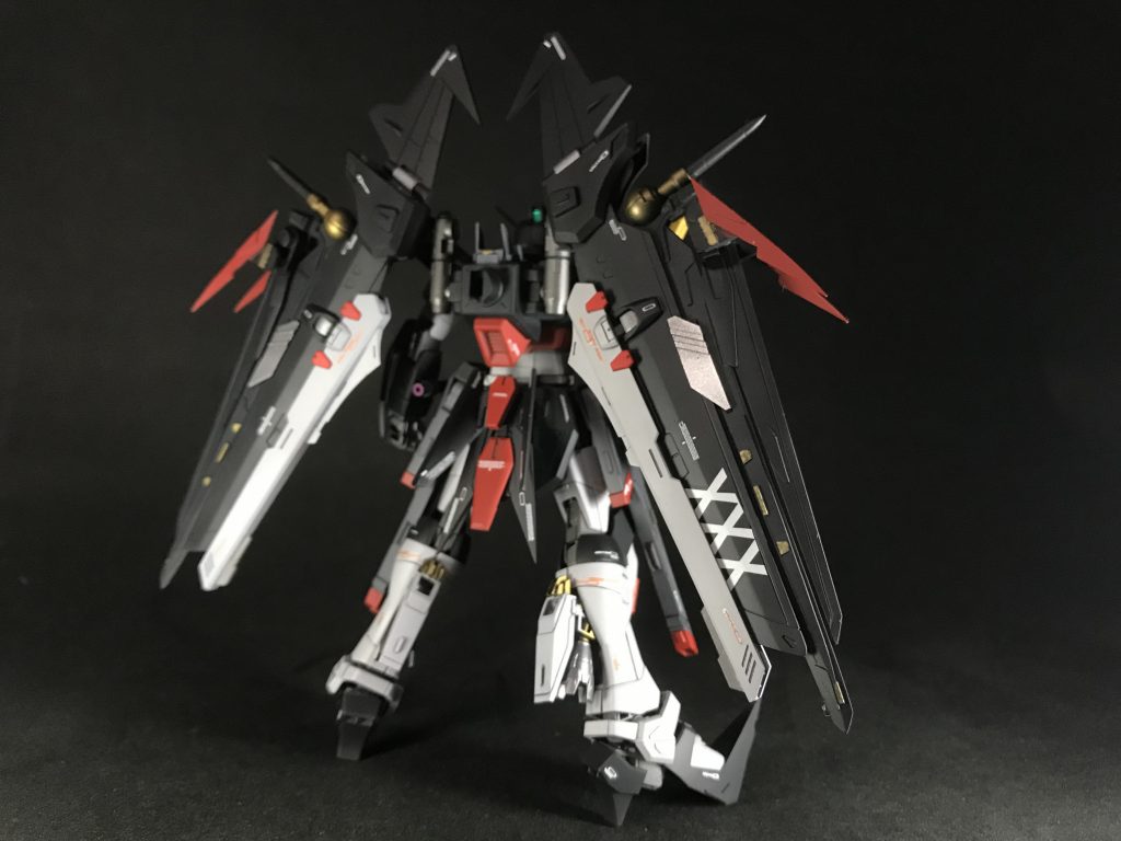 後ろから。
右のウィングには「XXX」のデカールを。
マギーさんらしいと思いまして。
ストフリのふくらはぎがあまり好きじゃないので、ビルダーズパーツのバーニア、自作のバーニアカバーを付けてます。