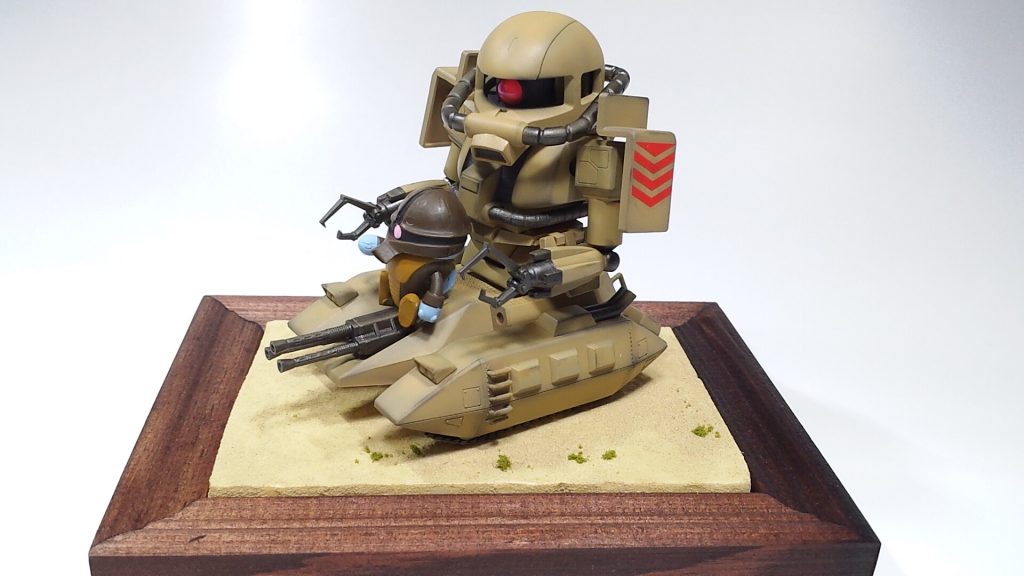 簡単なジオラマを作りました。
ペットボトルのおまけのアッガイ君も一緒に乗せてます(^-^)/