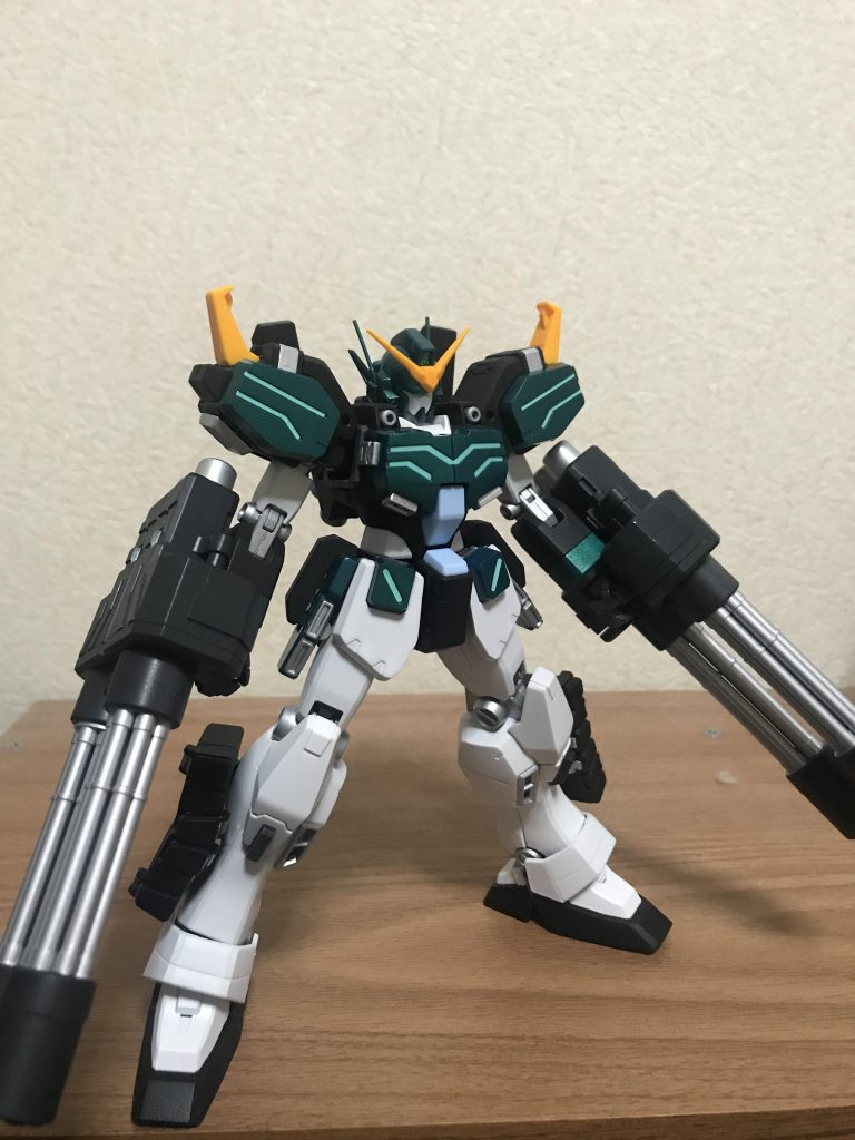 全体です、色はミスターカラーのメタリックグリーン、キャラクターイエロー、関節などはタミヤカラーのシルバーの上にシャイニングシルバーを吹いてます。