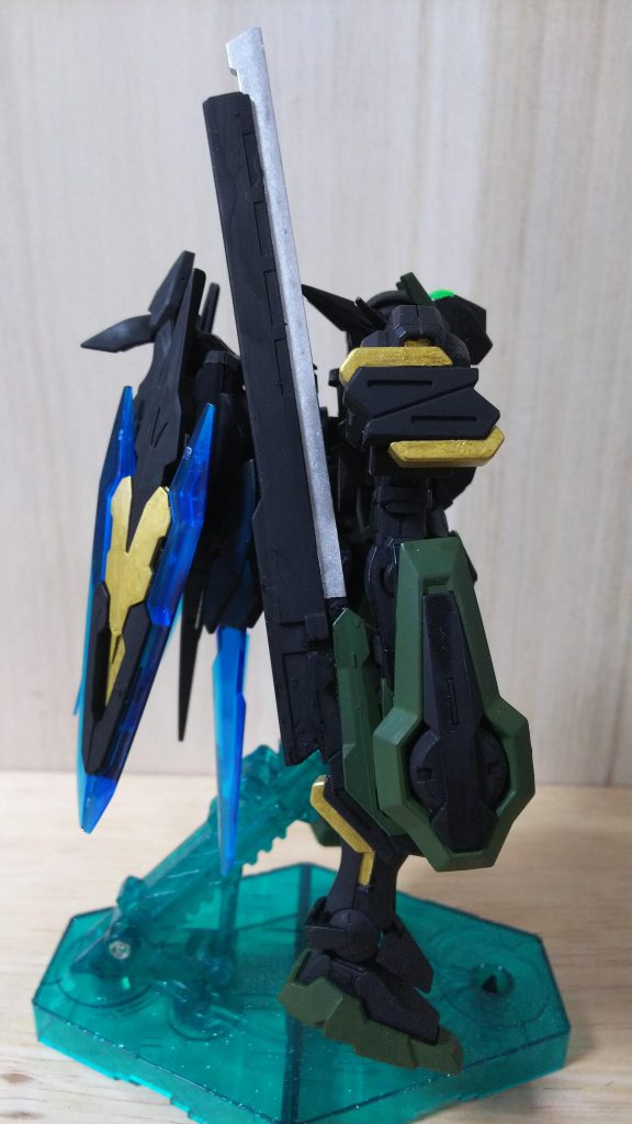 右腕の武装はGNソードにフライルーのロング・ブレード・ライフルをくっ付けた物です