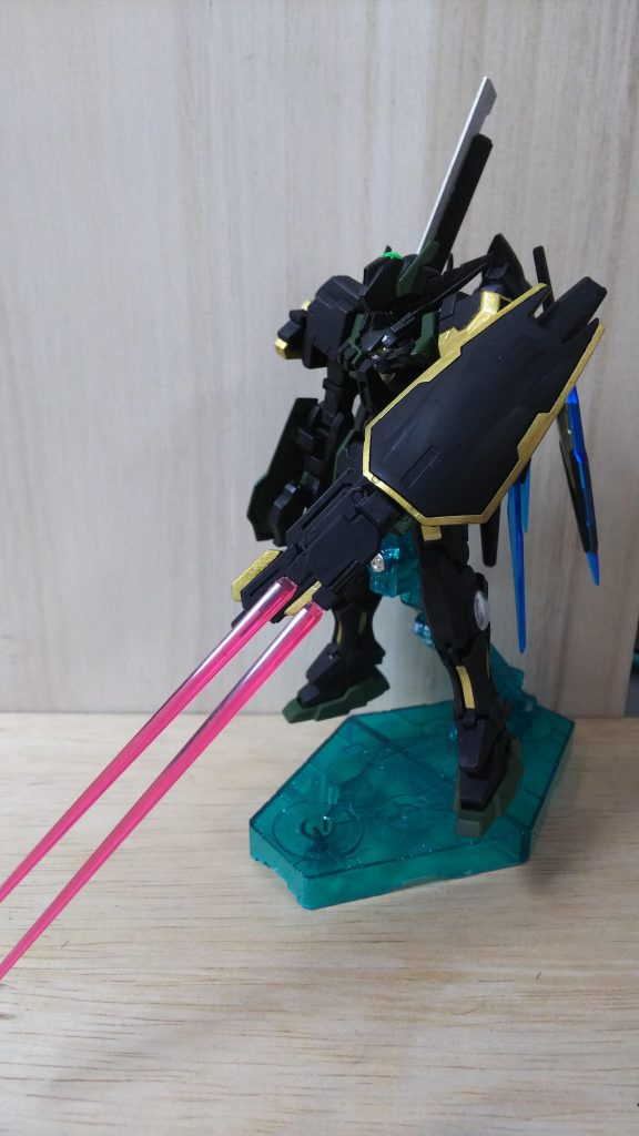 左腕のシールドは回転してビームサーベルが出ます