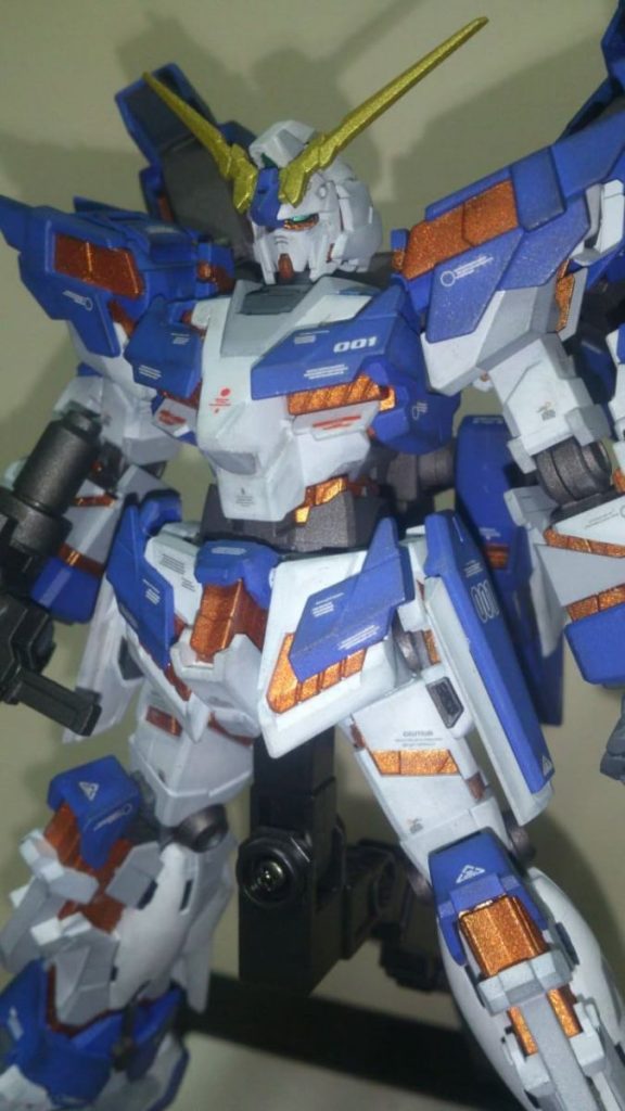 コックピット周辺はHGガンダムサンドロック(EW)のパーツとユニコーンのフロントアーマーでボリュームアップ。