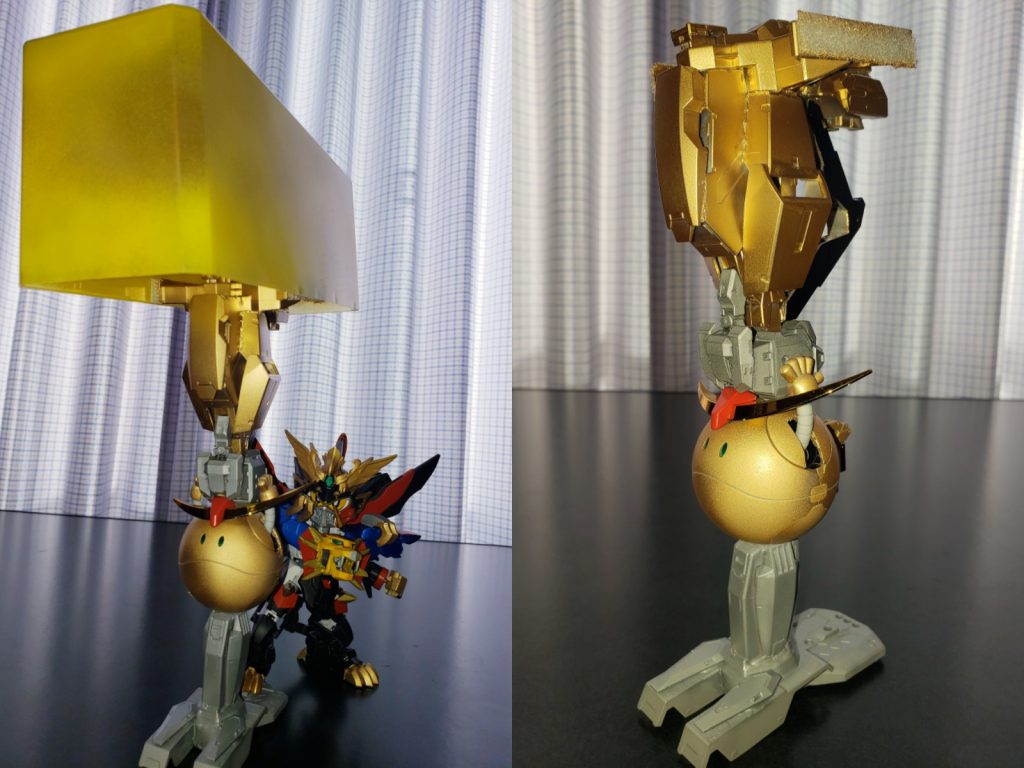 「ハロディオンクラッシャー‼️ 光にぃ、なぁれぇぇえ‼️」ってことでゴルディオンクラッシャーも自作してみました(笑)
ハンマーの上部分は100均に売ってるフィギュアケースのフタをエネルギーフィールドに見えるよう塗装してます。また、内側にマジックテープを貼って着脱出来るようになってます。
勇気と勢いでなかなかの迫力に仕上がりました。
最後まで見て頂きありがとうございます。