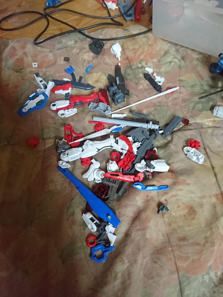 画像で見る限り、少ないように見えますがダンボールにして七箱分の在庫パーツからこれだけを探し当てるのは至難の技でした(*_*)