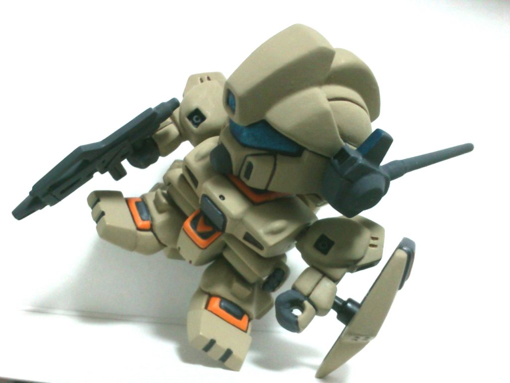 頭部も右耳部分や頭頂部スジボリ、バルカンポッドなど細かい違いですが形を変更。