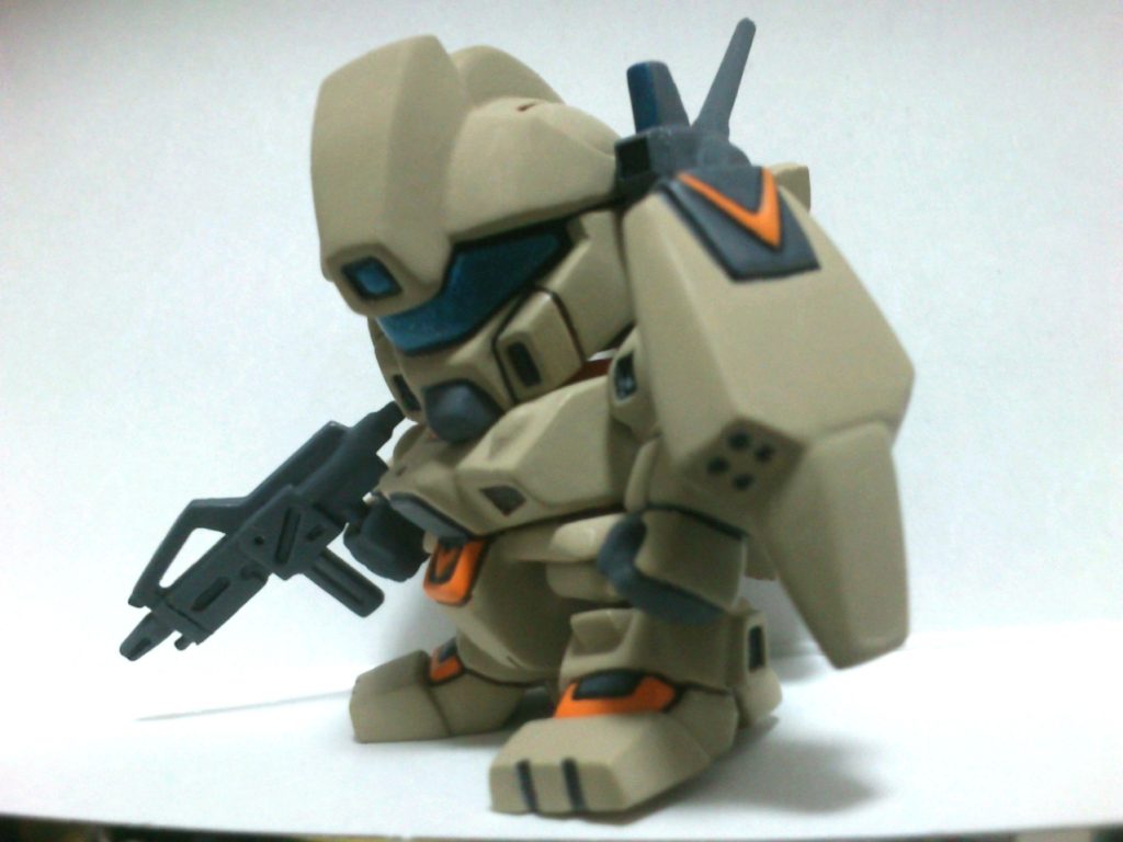 シールドもノーマルとは形状が違うので近づけるべく工作。モールドを追加しやすいように少しサイズも大きくしています。