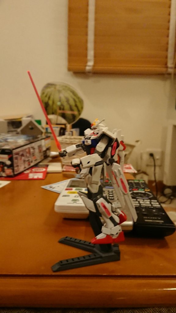 一つ目のサブ兵装のビームサーベルは、出力を上げることで敵MSのビームサーベルを貫通出来る。