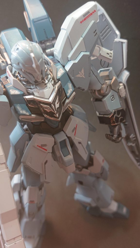 エングレービングはシルバーの上からエナメルブラックで。