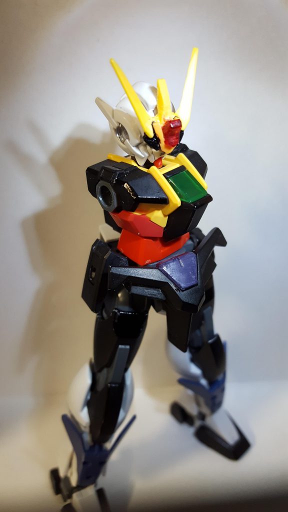 つや消しの黒をメインカラーにしていたので、ガンダムマーカーの艶有りの黒がいい感じのアクセントになっています。
無塗装時に腰回りにあった紺色のパーツは通常のダブルオーの腰パーツを前後を逆にすることで自然にはまりますが、少しS字立ちのようにもなっています。