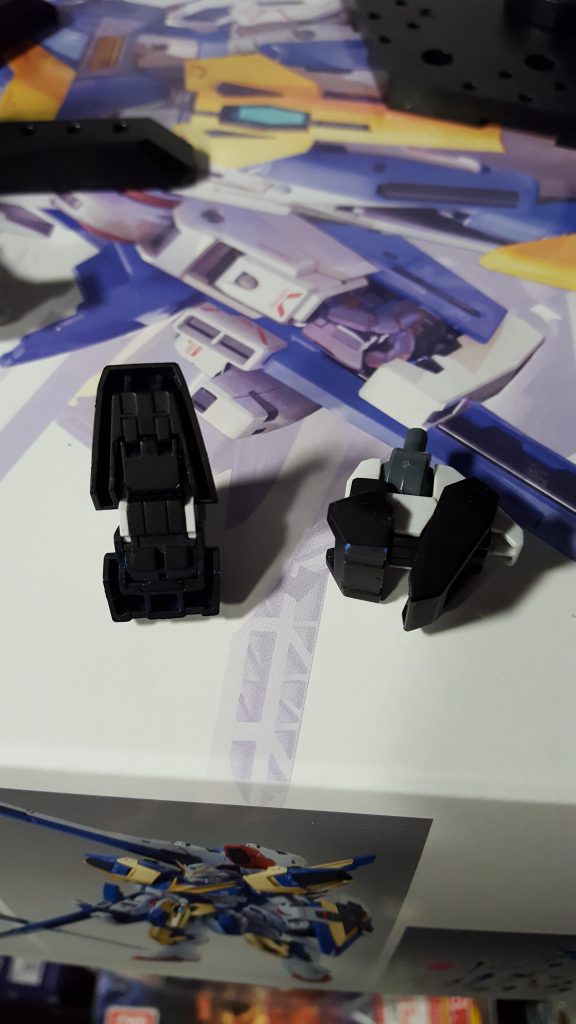 ラッシュポジション用の調節部位を切り取り変形機体のように爪先を動かせる用にしました。設定ではビームコーティングがされているため実体剣だろうがビームサーベルだろうが止められます