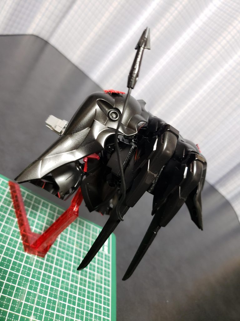 背中のスラスターはシナンジュの背部ブースターを分割してHGバエルのスラスターをくっつけて作成しました。