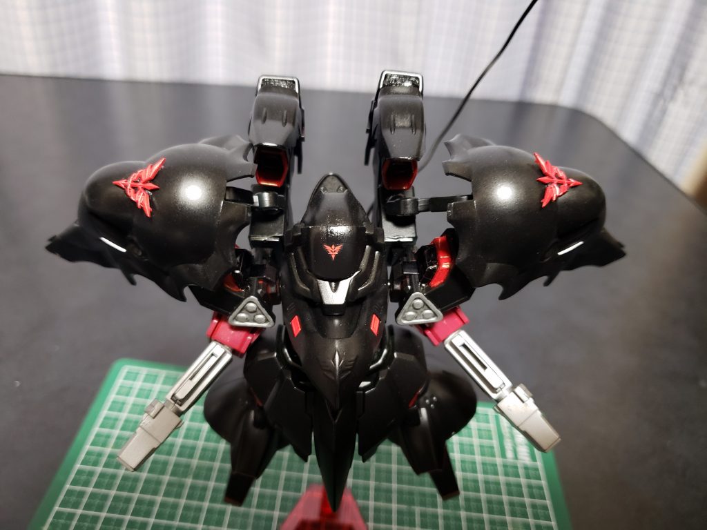 額はシナンジュ用のデカールと肩のエンブレムはビルドパーツのネオジオンマークを張り付けました。シャープなデザインで以外とカッコよく仕上がりました。