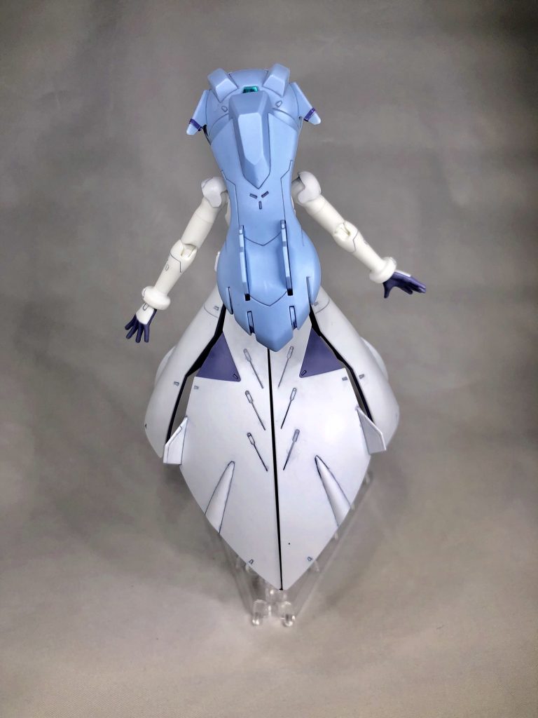 背面、モールド多し。
スカート開いたムラサキのパーツまでしっかりモールド入っているのですが、スミ入れに際して彫り直しした方がいいです。